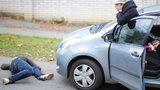 Dívku (14) v Kobylisích srazilo auto: Přebíhala mimo přechod