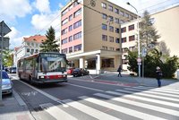 Muže (48) srazil na přechodu pro chodce trolejbus, bojuje v nemocnici o život!