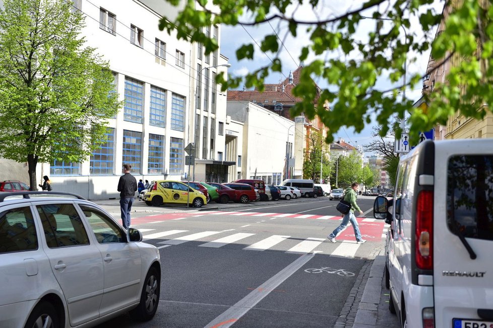 Na přechodu v brněnské Kounicově ulici, přímo před sídlem krajského policejního ředitelství, srazil dopoledne trolejbus muže (48). Ten nyní bojuje v nemocnici o život.