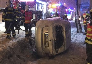 Řidička v Dolních Měcholupech srazila dvě chodkyně a autem skončila v příkopu.