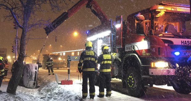 Řidička v Dolních Měcholupech srazila dvě chodkyně a autem skončila v příkopu.