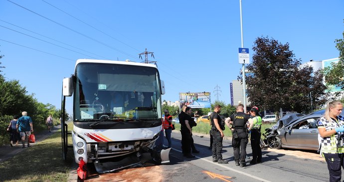 U Mohelnice se srazil autobus s autem: Při nehodě se zranily dvě děti