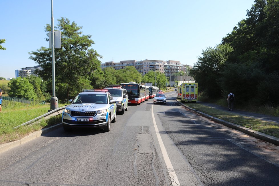 Nehoda autobusu a osobního automobilu na Jižním Měste v ulici K Horkám. (23. červen 2022)