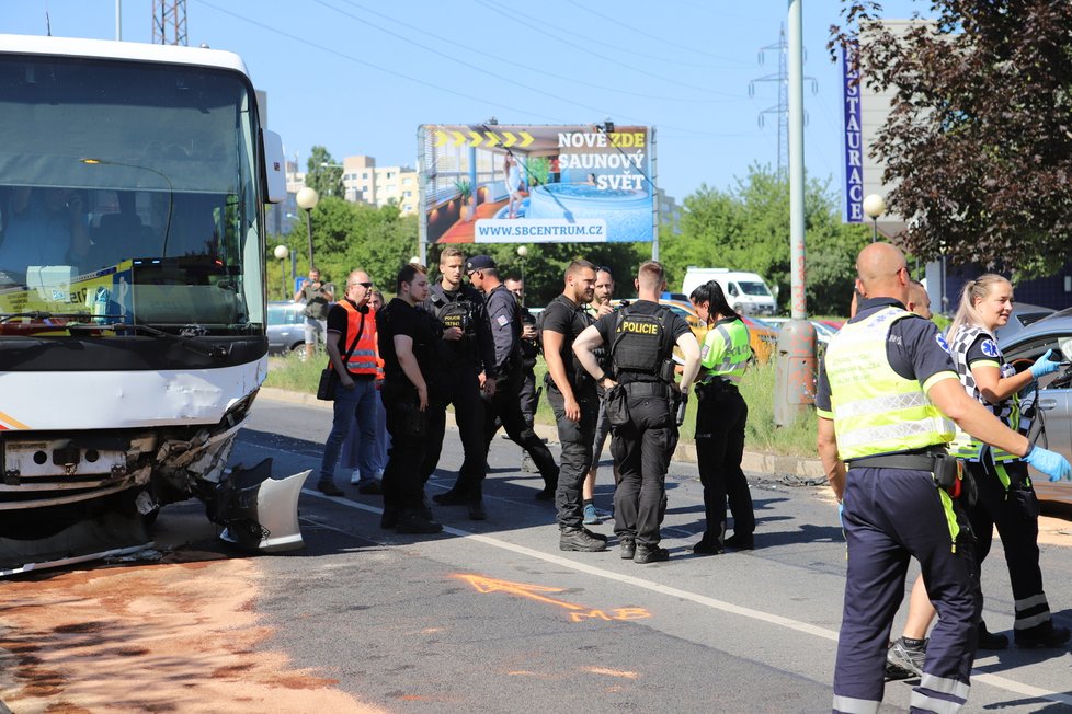 Nehoda autobusu a osobního automobilu na Jižním Měste v ulici K Horkám. (23. červen 2022)