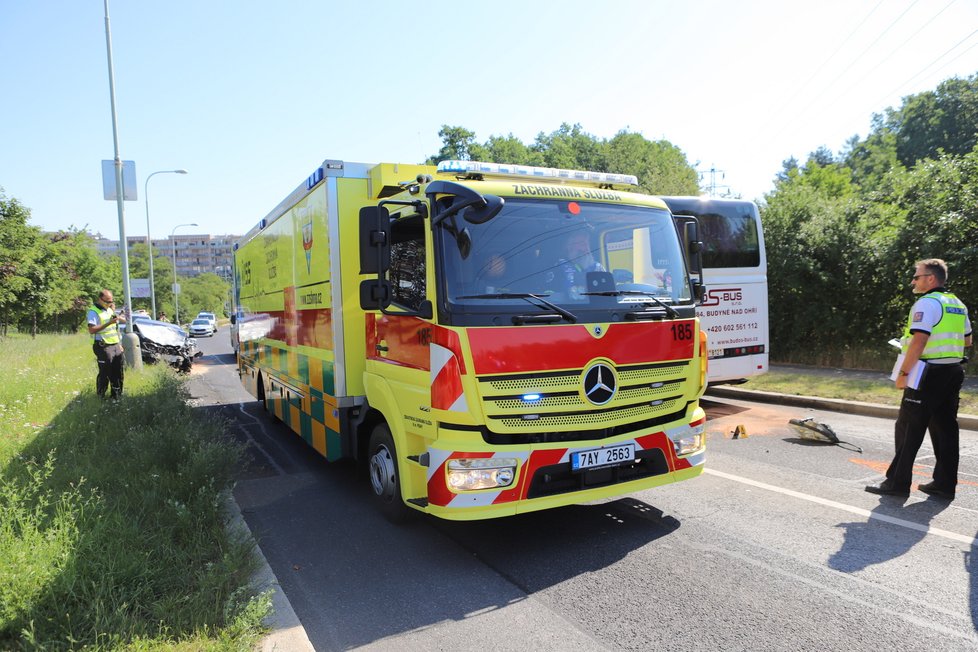 Nehoda autobusu a osobního automobilu na Jižním Měste v ulici K Horkám. (23. červen 2022)