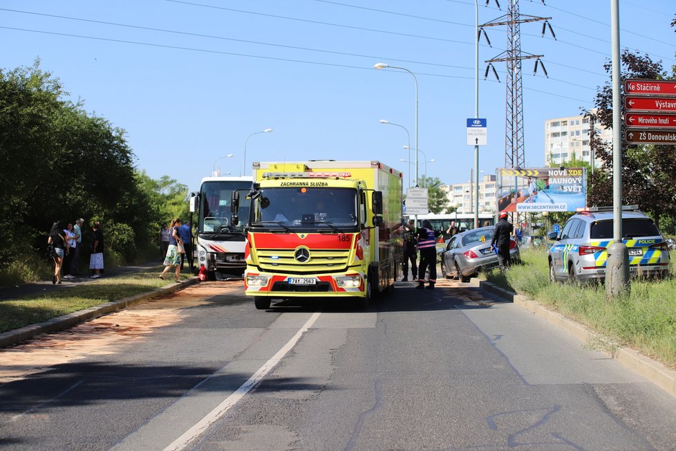 Nehoda autobusu a osobního automobilu na Jižním Měste v ulici K Horkám. (23. červen 2022)