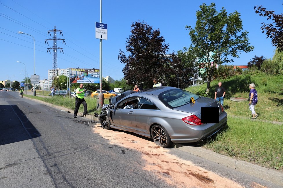 Nehoda autobusu a osobního automobilu na Jižním Měste v ulici K Horkám. (23. červen 2022)