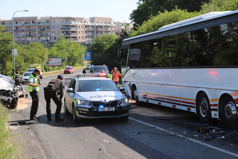 Nehoda autobusu a osobního automobilu na Jižním Měste v ulici K Horkám. (23. červen 2022)