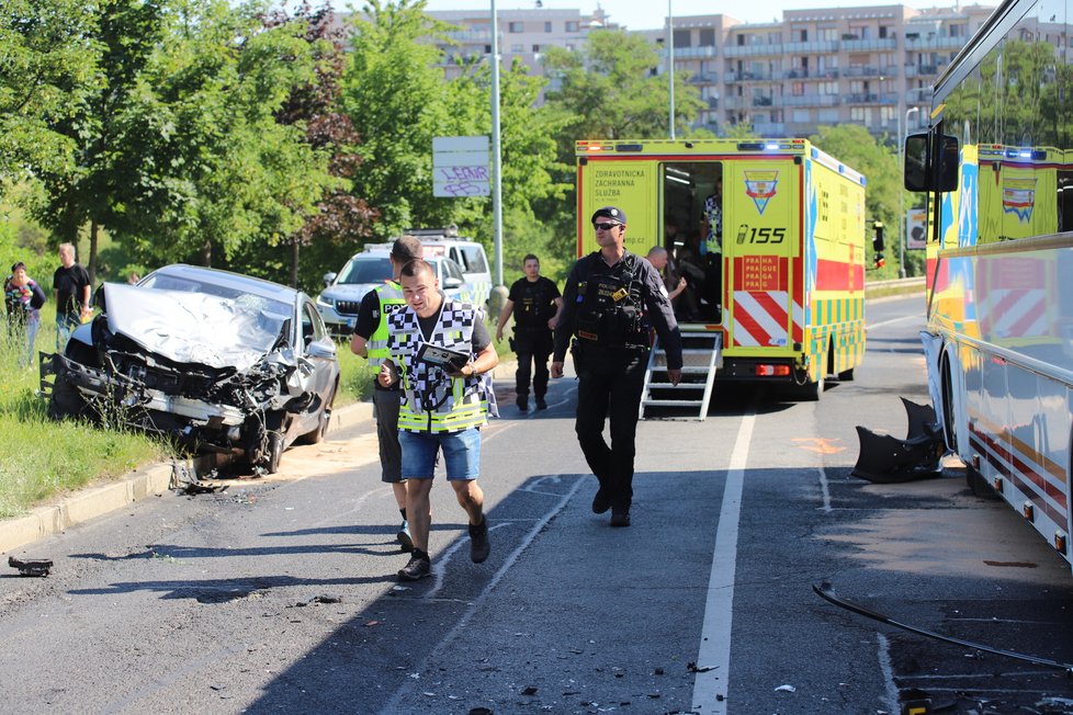 Nehoda autobusu a osobního automobilu na Jižním Měste v ulici K Horkám. (23. červen 2022)