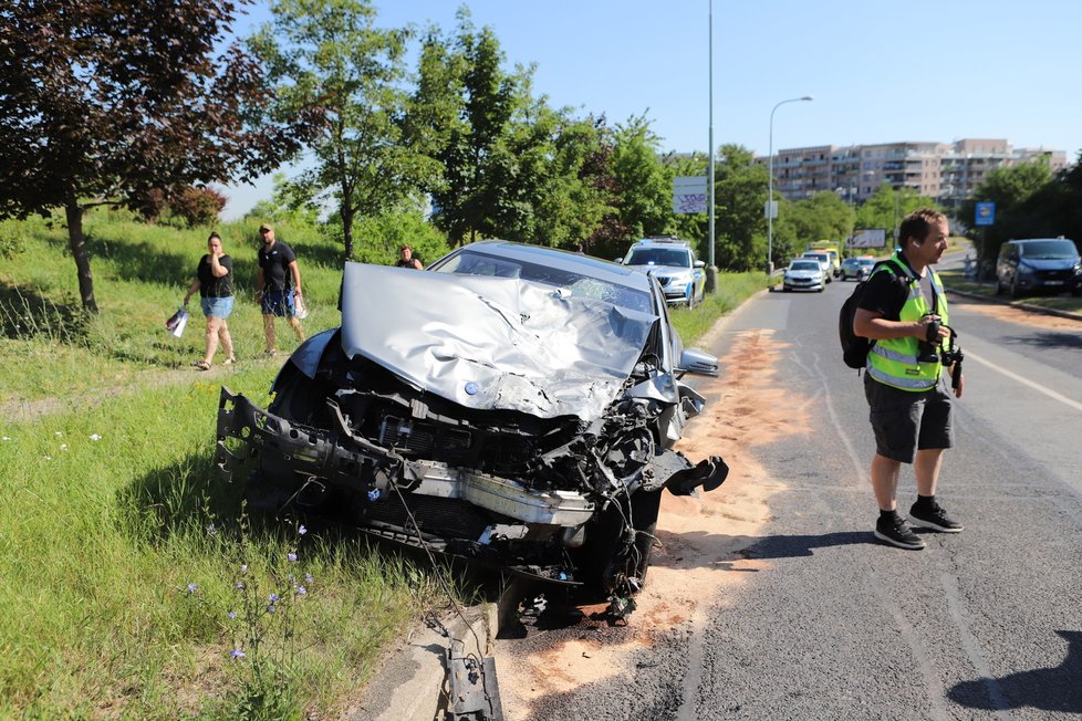 Nehoda autobusu a osobního automobilu na Jižním Měste v ulici K Horkám. (23. červen 2022)