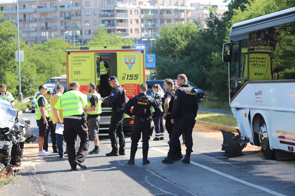 Nehoda autobusu a osobního automobilu na Jižním Měste v ulici K Horkám. (23. červen 2022)