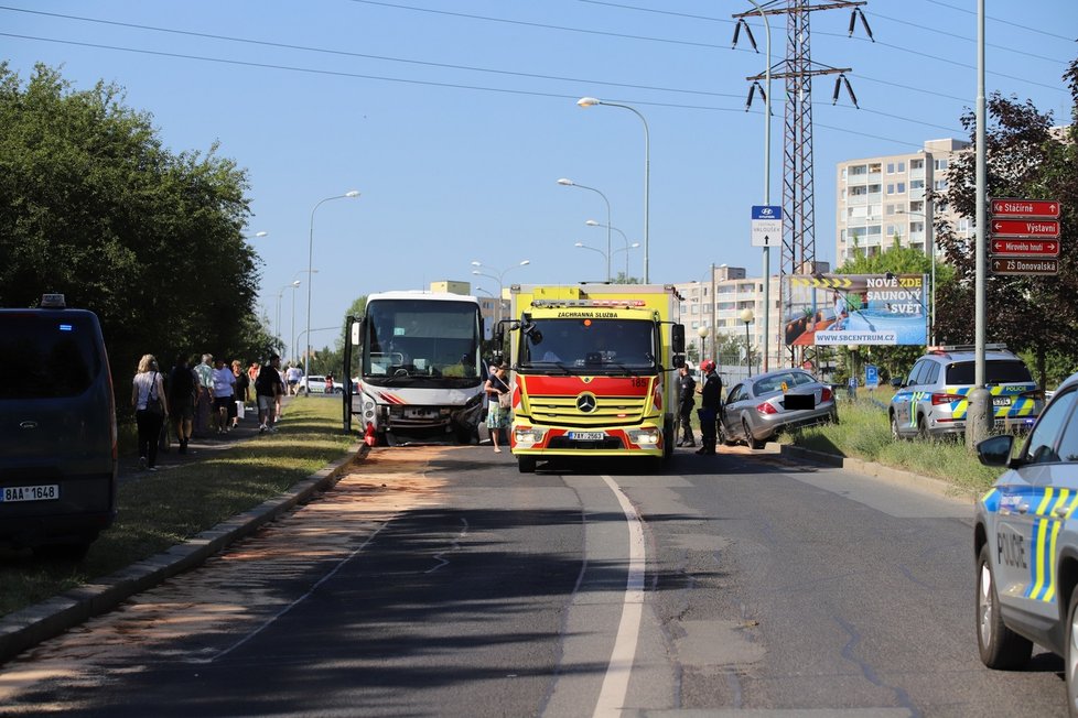 Nehoda autobusu a osobního automobilu na Jižním Měste v ulici K Horkám. (23. červen 2022)