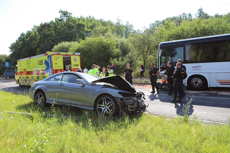 Nehoda autobusu a osobního automobilu na Jižním Měste v ulici K Horkám. (23. červen 2022)