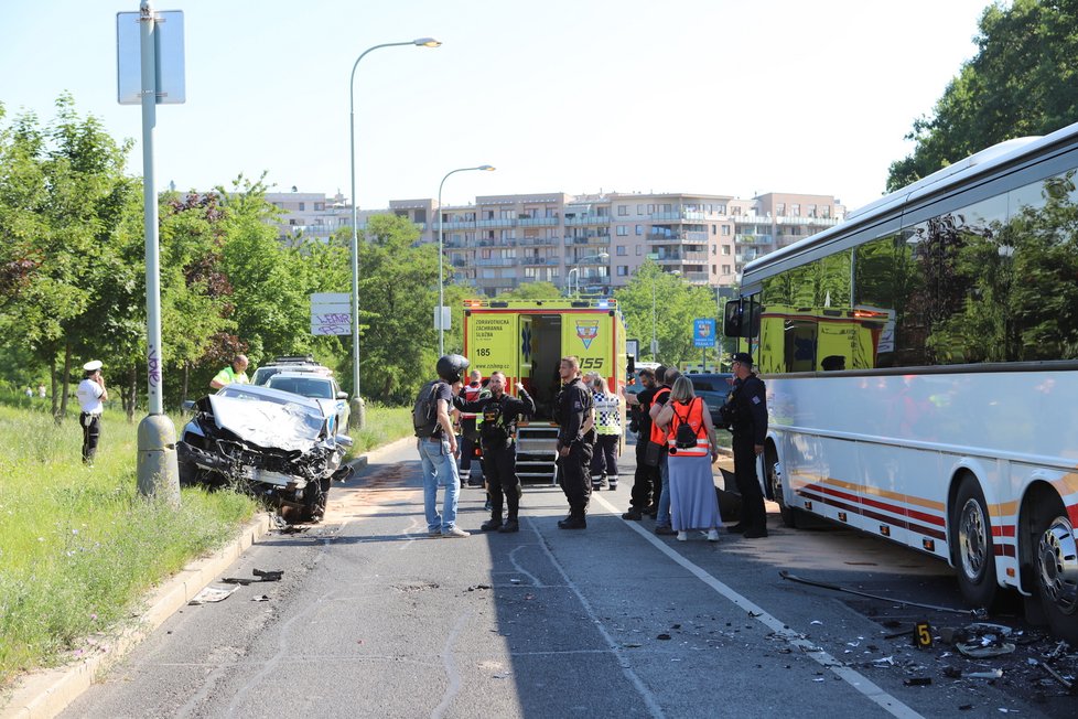 Nehoda autobusu a osobního automobilu na Jižním Měste v ulici K Horkám. (23. červen 2022)