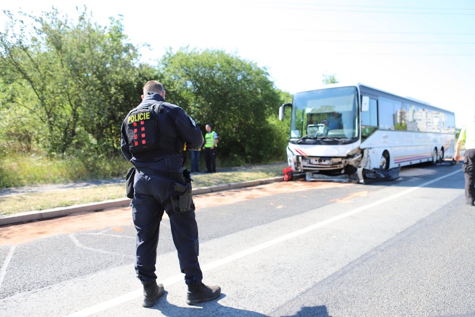 Nehoda autobusu a osobního automobilu na Jižním Měste v ulici K Horkám. (23. červen 2022)