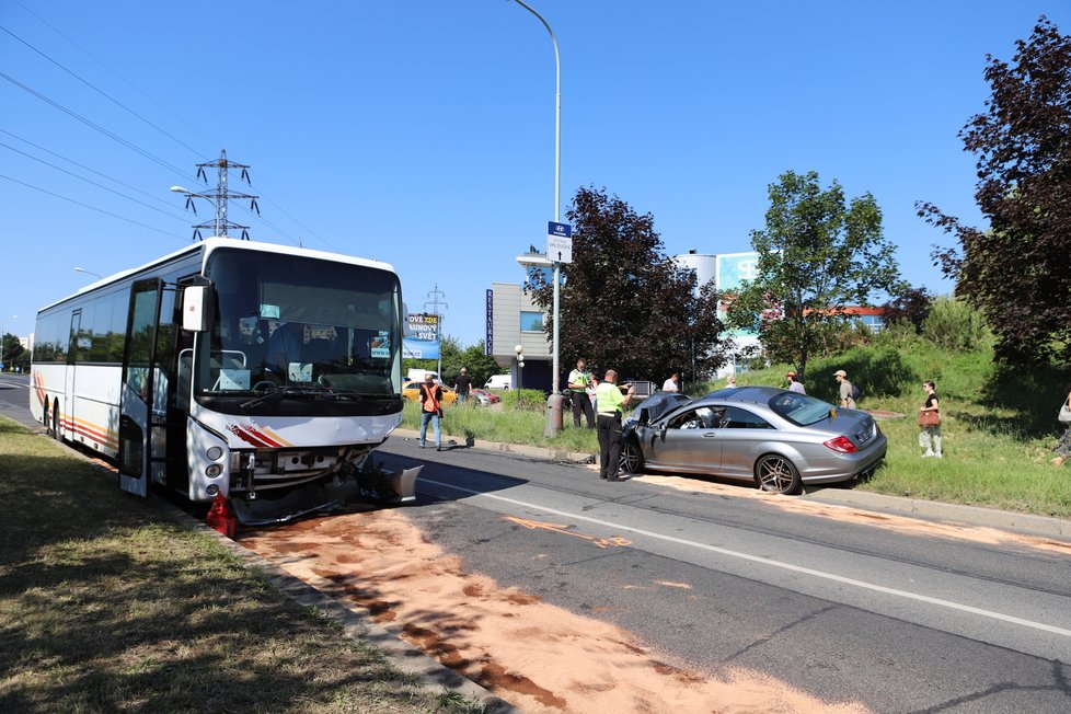 Nehoda autobusu a osobního automobilu na Jižním Měste v ulici K Horkám. (23. červen 2022)