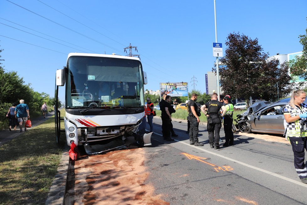 Nehoda autobusu a osobního automobilu na Jižním Měste v ulici K Horkám. (23. červen 2022)