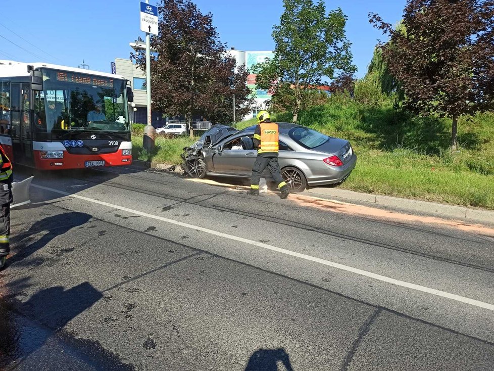 Nehoda autobusu a osobního automobilu na Jižním Měste v ulici K Horkám. (23. červen 2022)