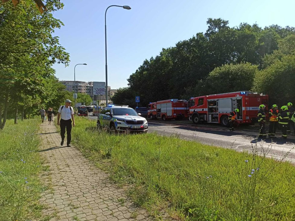 Nehoda autobusu a osobního automobilu na Jižním Měste v ulici K Horkám. (23. červen 2022)