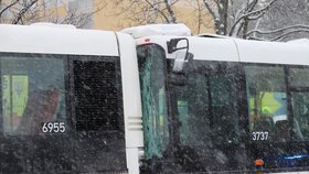 Opilý řidič autobusu dvakrát naboural u nádraží v Olomouci: Nadýchal skoro čtyři promile!