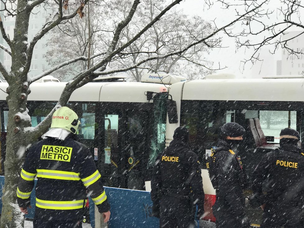 Nehoda dvou autobusů na Chodově si vyžádala šest zraněných.