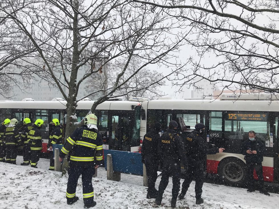 Nehoda dvou autobusů na Chodově si vyžádala šest zraněných.