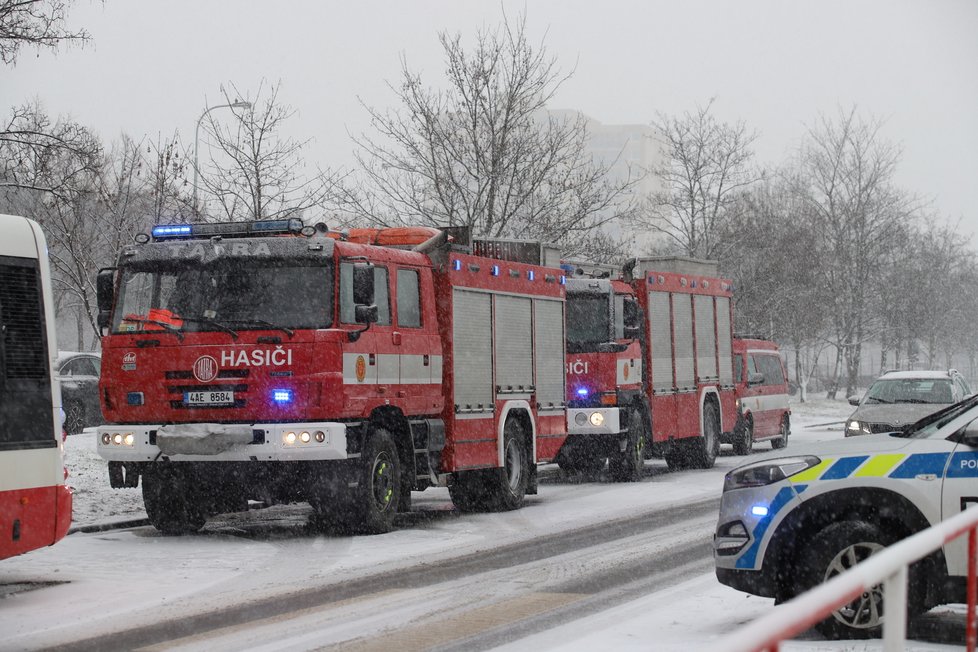 Nehoda dvou autobusů na Chodově si vyžádala šest zraněných.