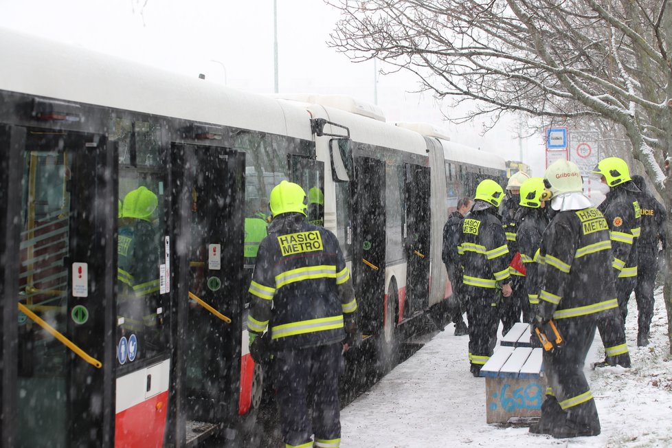 Nehoda dvou autobusů na Chodově si vyžádala sedm zraněných