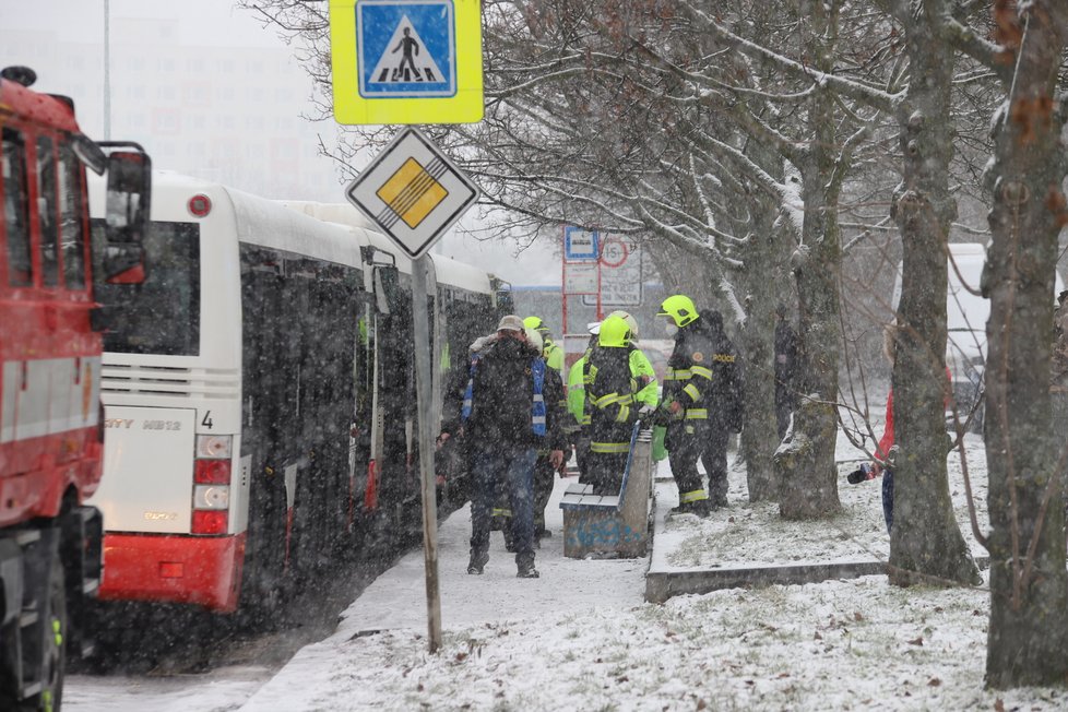 Nehoda dvou autobusů na Chodově si vyžádala sedm zraněných