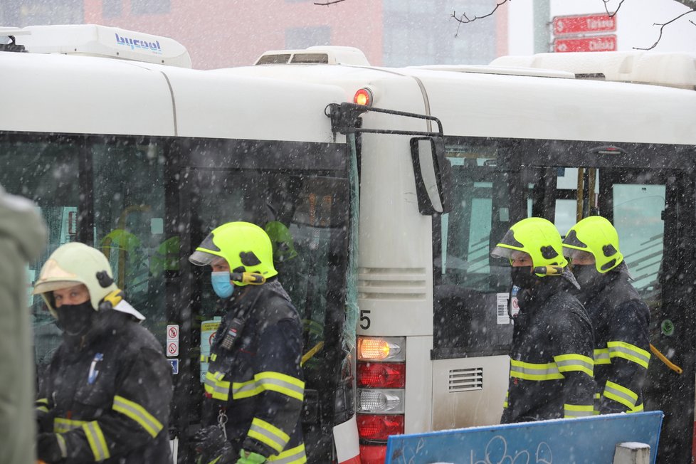 Nehoda dvou autobusů na Chodově si vyžádala sedm zraněných