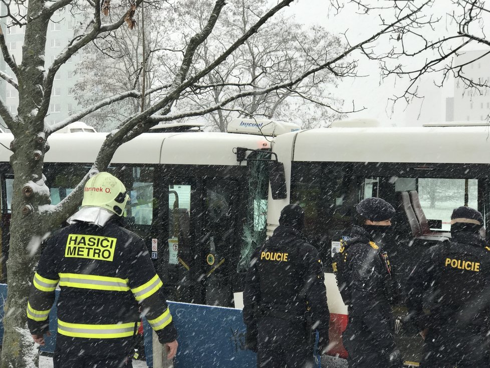 Nehoda dvou autobusů na Chodově si vyžádala sedm zraněných