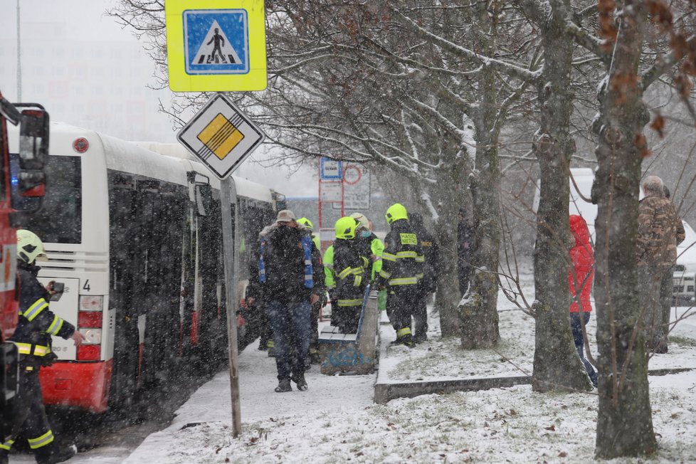 Nehoda dvou autobusů na Chodově si vyžádala šest zraněných.