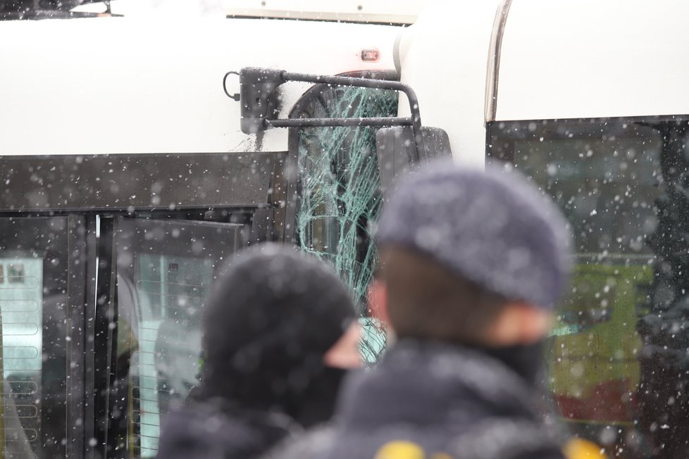 Nehoda dvou autobusů na Chodově si vyžádala šest zraněných.