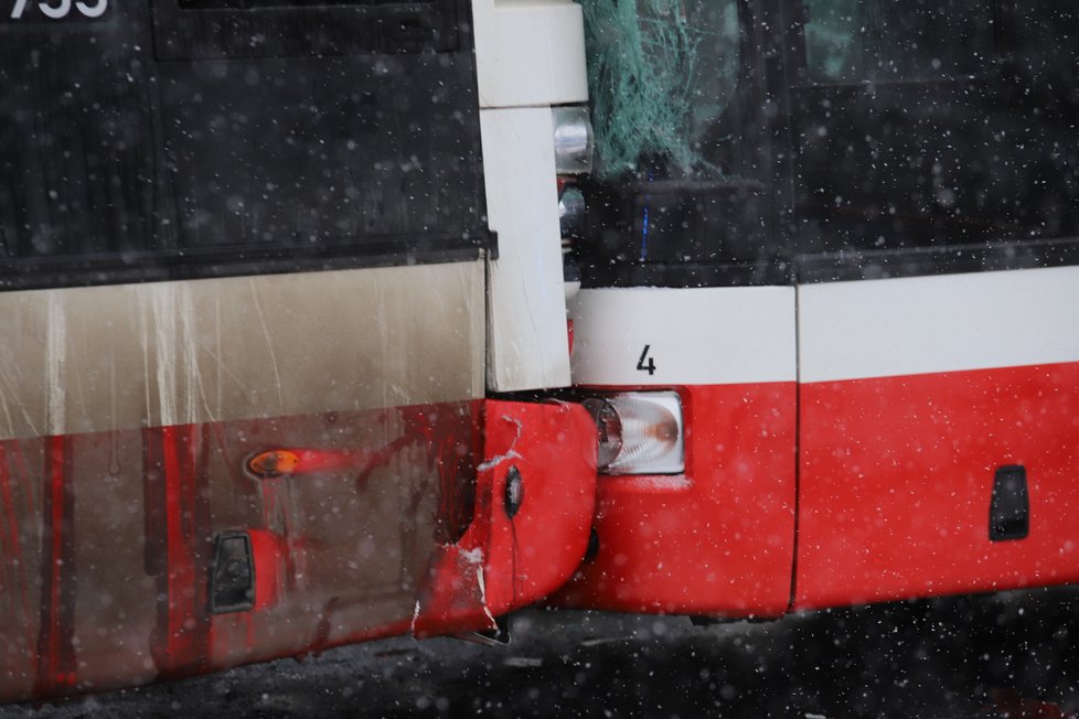 Nehoda dvou autobusů na Chodově si vyžádala šest zraněných.