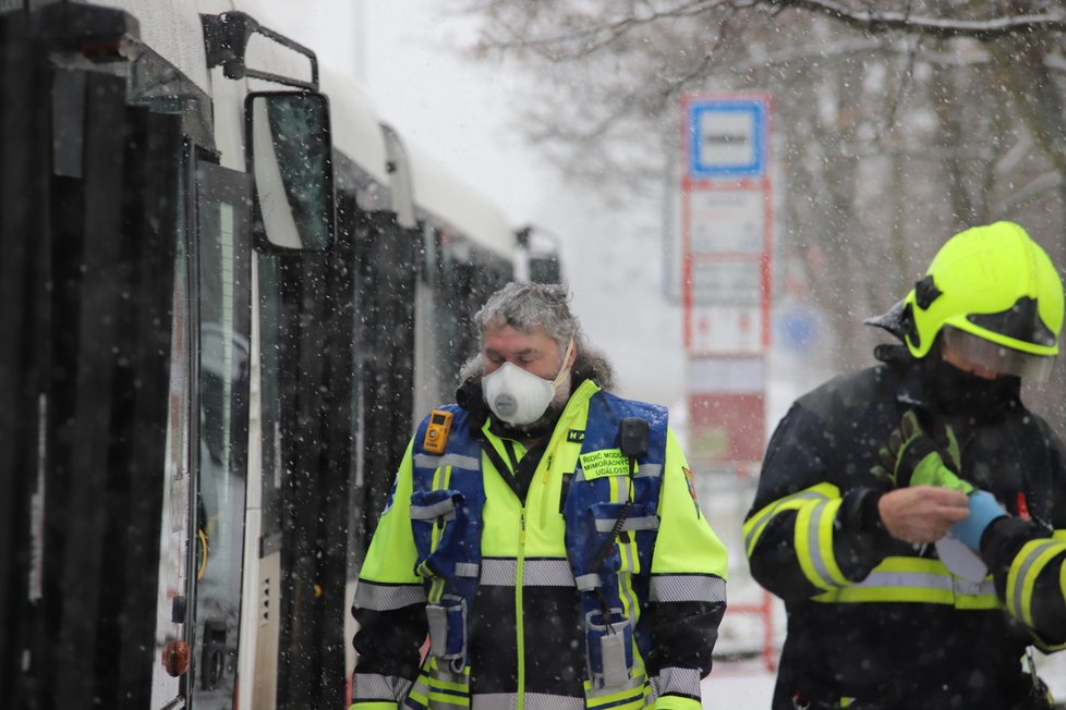 Nehoda dvou autobusů na Chodově si vyžádala šest zraněných.