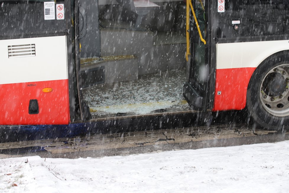 Nehoda dvou autobusů na Chodově si vyžádala sedm zraněných