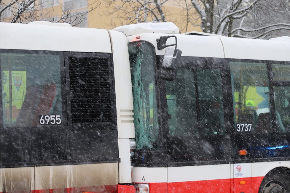 Nehoda dvou autobusů na Chodově si vyžádala sedm zraněných