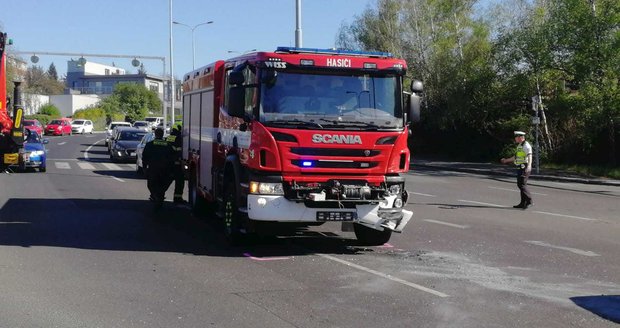 Nehoda osobního auta a hasičů v ulici Türkova.