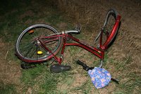 Opilá cyklistka si narvala nohu do výpletu kola! Vyprostit ji museli hasiči!