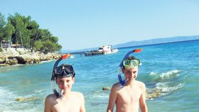 Takhle si Jakub a Martin užívali u Baška Polje zprvu pokaženou chorvatskou dovolenou