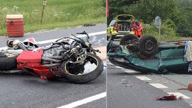 Dva lidé zemřeli při srážce auta s motorkou se severním Plzeňsku.