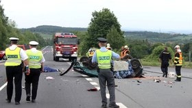 Dva lidé zemřeli při srážce auta s motorkou se severním Plzeňsku.