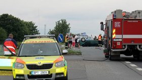 Dva lidé zemřeli při srážce auta s motorkou se severním Plzeňsku.