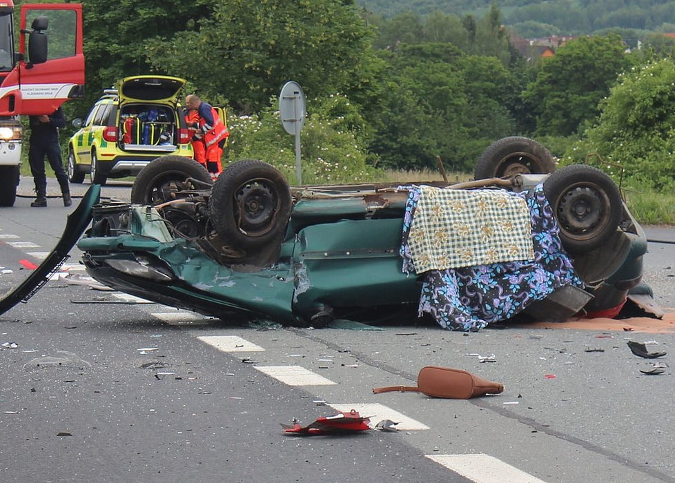 Dva lidé zemřeli při srážce auta s motorkou se severním Plzeňsku.