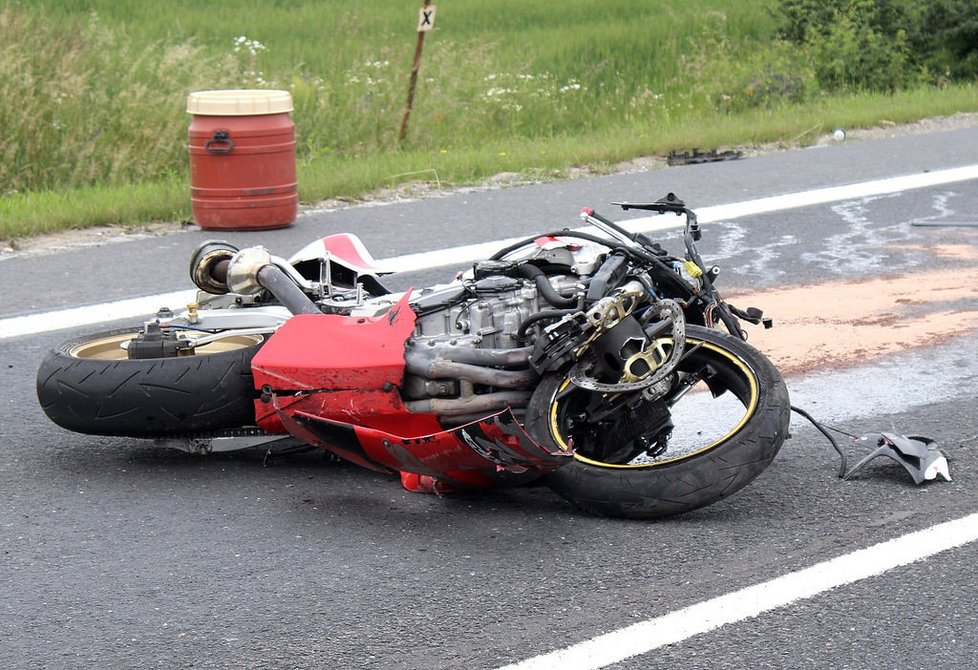 Dva lidé zemřeli při srážce auta s motorkou se severním Plzeňsku.