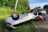 Řidič kamionu opakovaně narážel u Liberce zezadu do auta! V příkopu se převrátilo na střechu