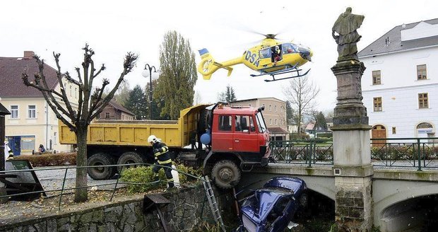 Chřibská na Děčínsku, dopravni nehoda při které nákladní auto vytlačilo do potoka osobák
