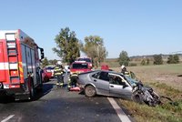 Vážná nehoda u Chvojence: Čelní střet aut si vyžádal tři zraněné