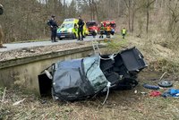 Šílená nehoda BMW! Auto na šrot, pro řidiče letěl vrtulník, spolujezdkyně utrpěla zlomeniny