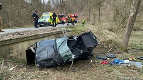 Šílená nehoda BMW! Auto na šrot, pro řidiče letěl vrtulník, spolujezdkyně utrpěla zlomeniny